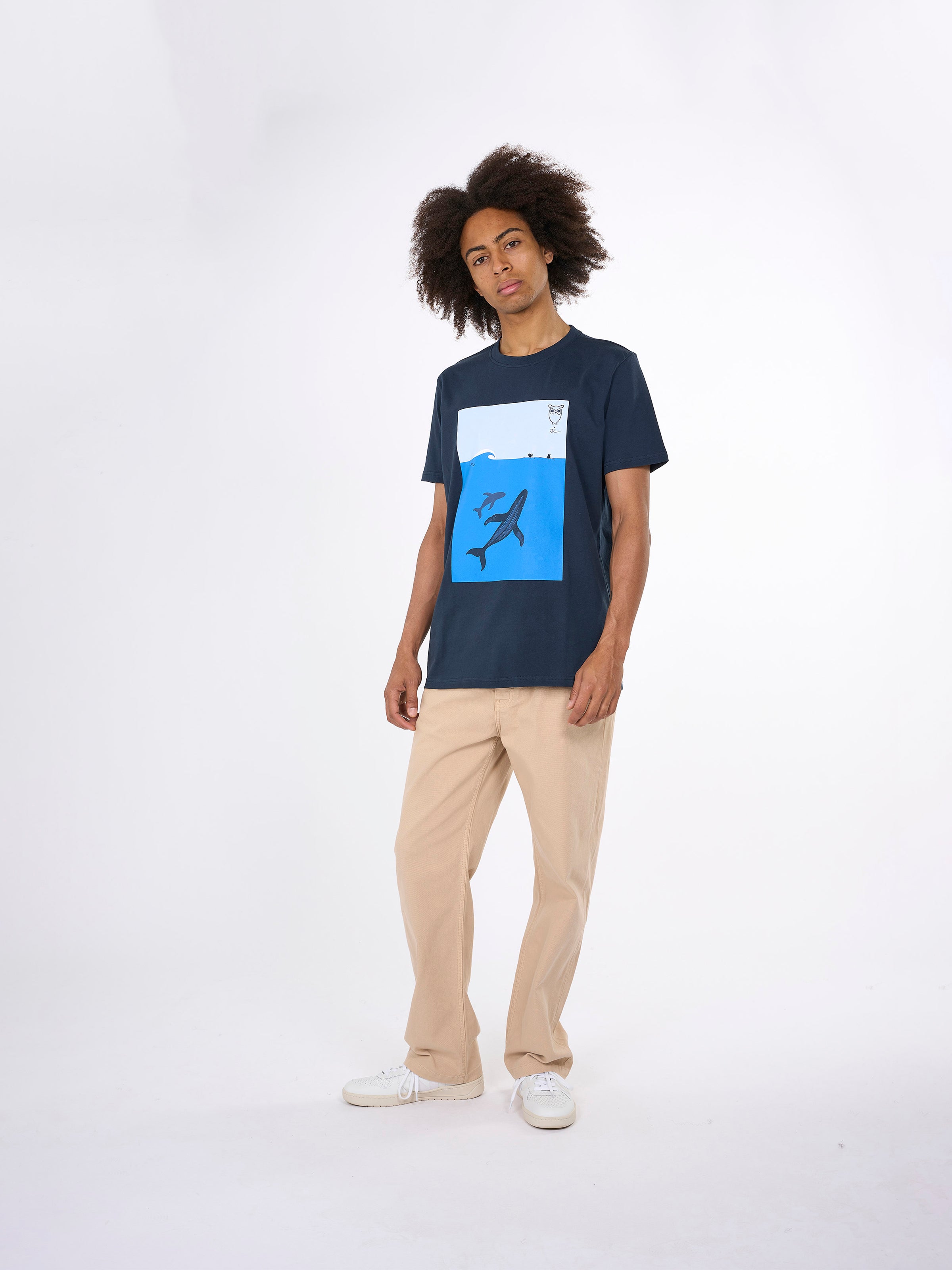 KnowledgeCotton Apparel – Reguläres T-Shirt mit Wal-Frontprint – GOTS/Vegan – Total Eclipse