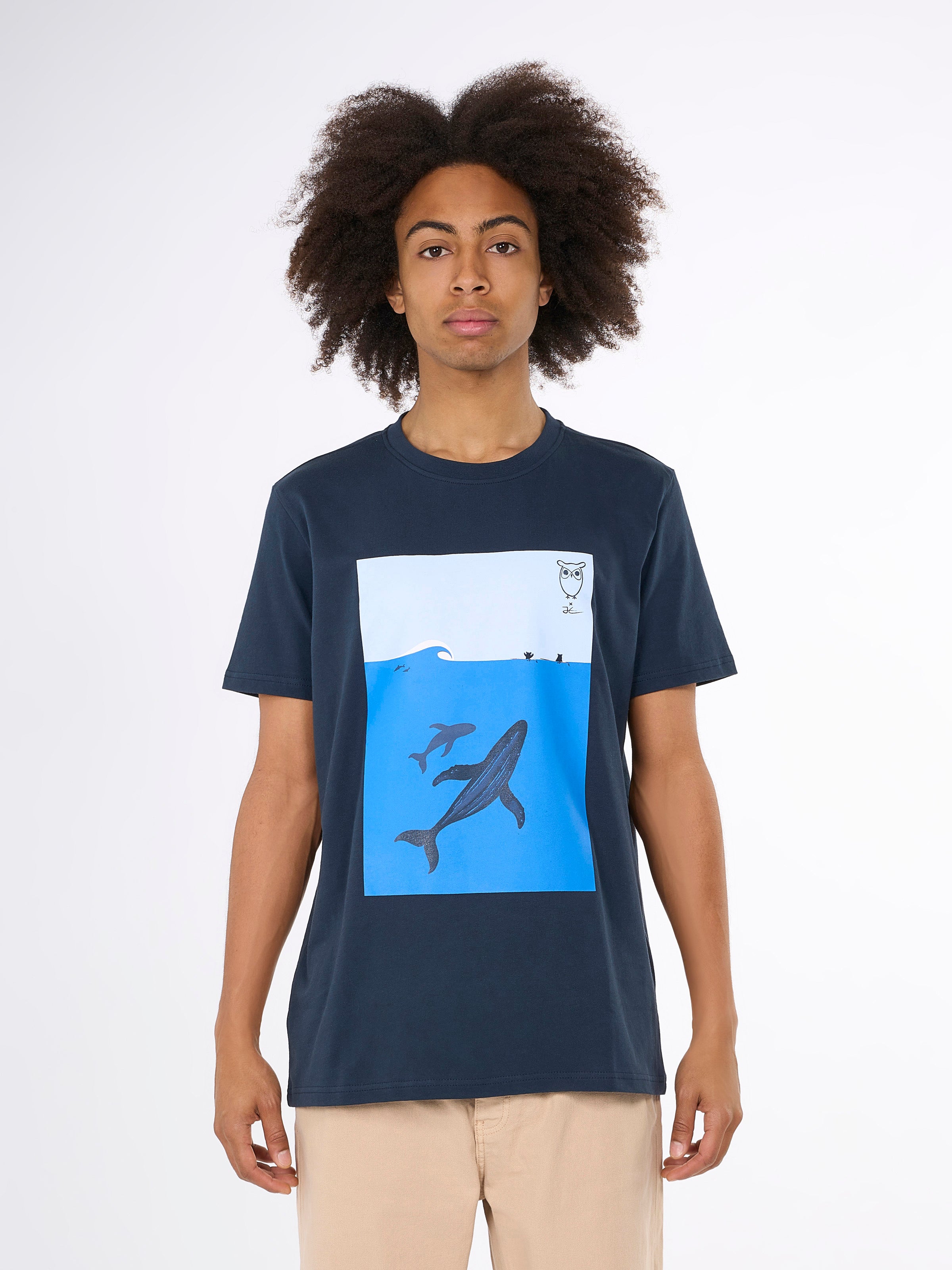 KnowledgeCotton Apparel – Reguläres T-Shirt mit Wal-Frontprint – GOTS/Vegan – Total Eclipse