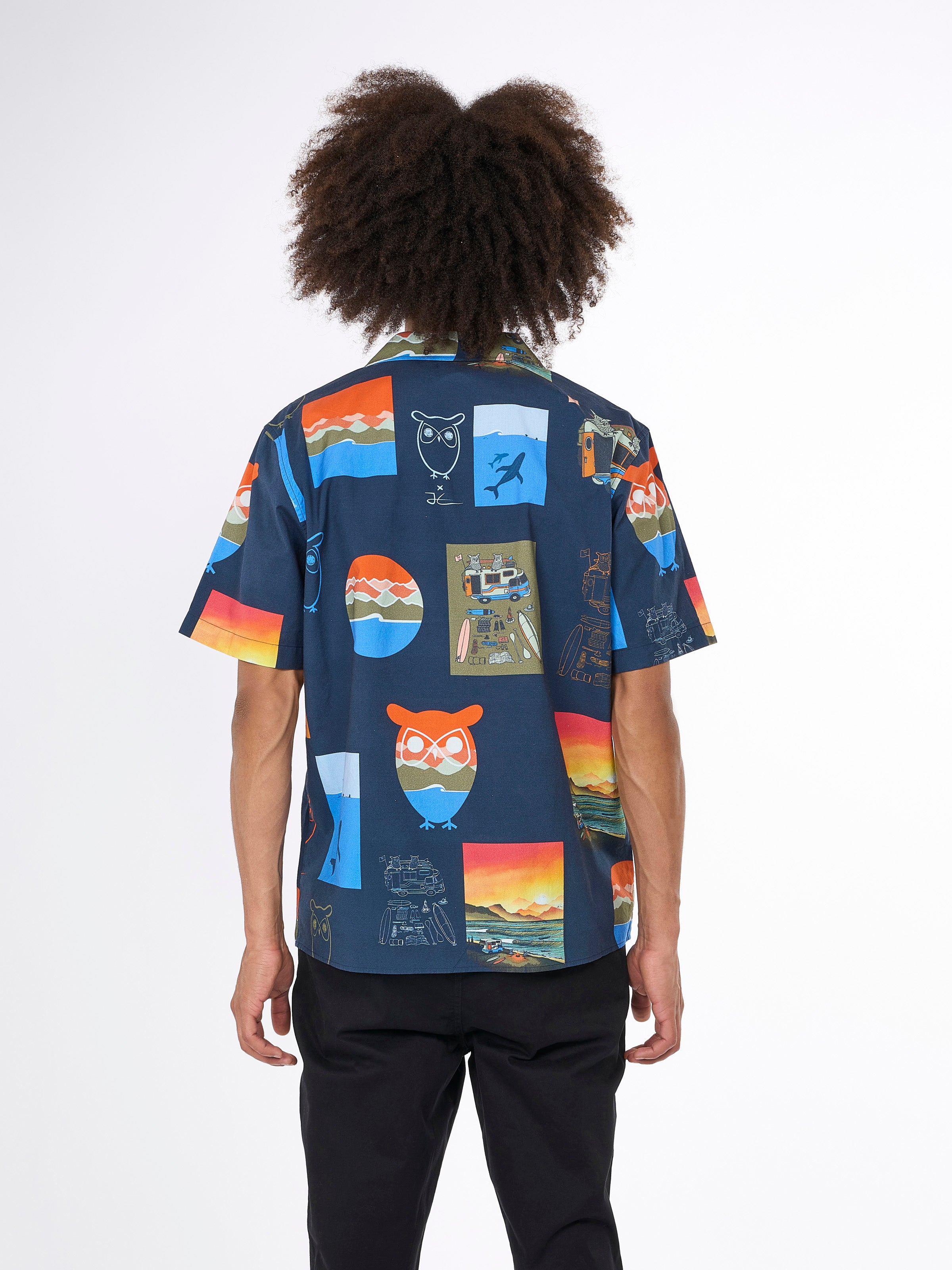 KnowledgeCotton Apparel – AOP-Kurzarmshirt mit Boxed-Fit – GOTS/Vegan