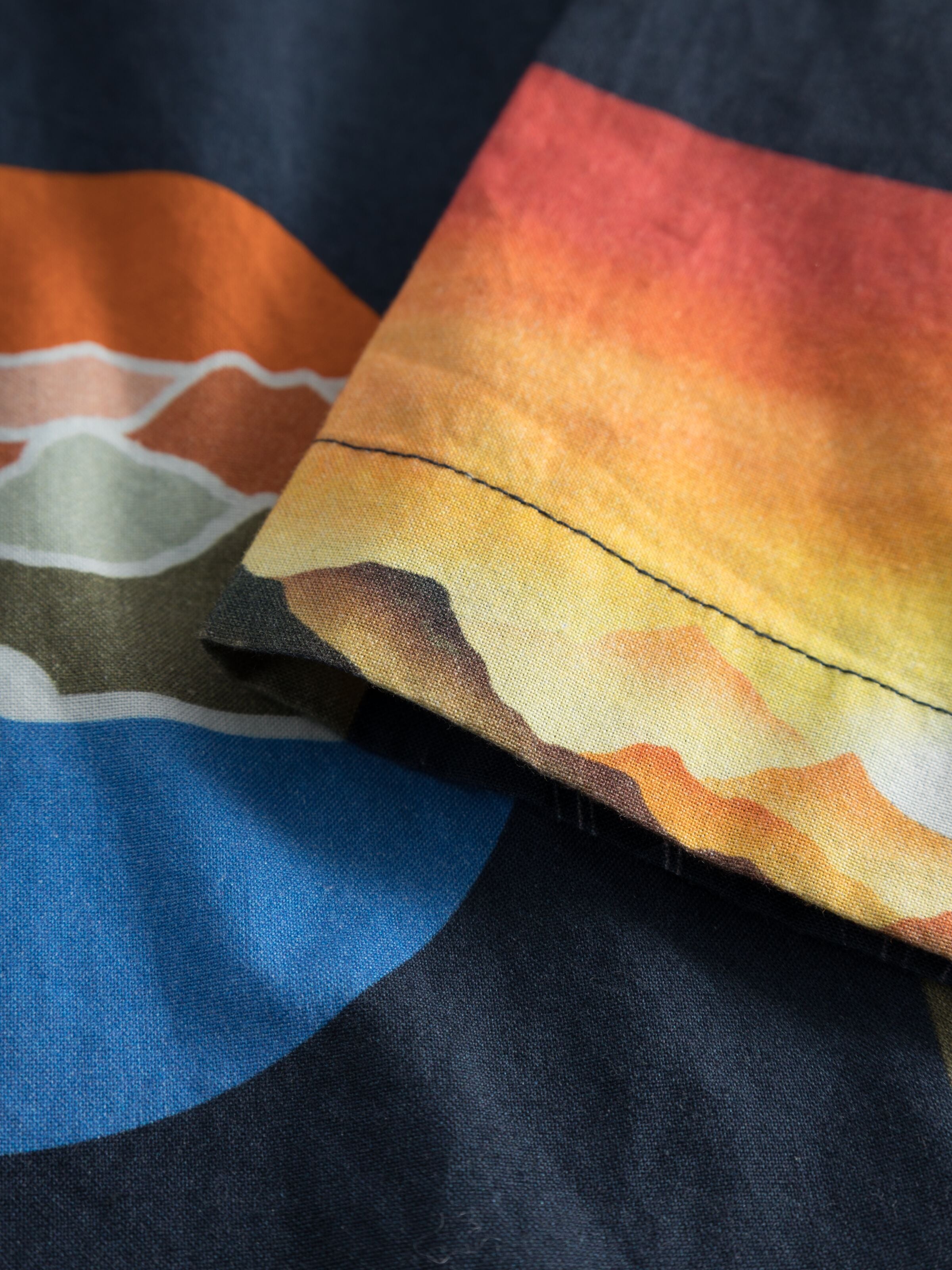 KnowledgeCotton Apparel – AOP-Kurzarmshirt mit Boxed-Fit – GOTS/Vegan