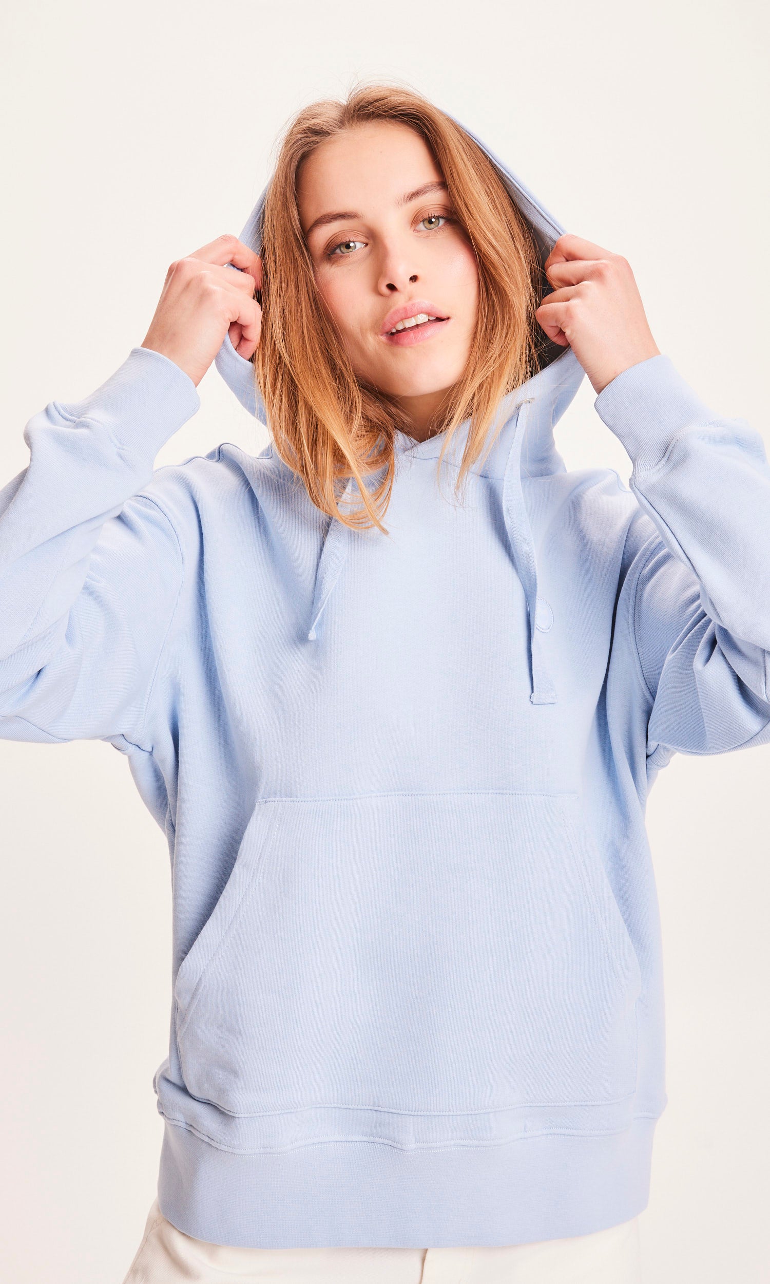 Knowledge Cotton Apparel Basic Kapuzenpullover – Chambray-Blau