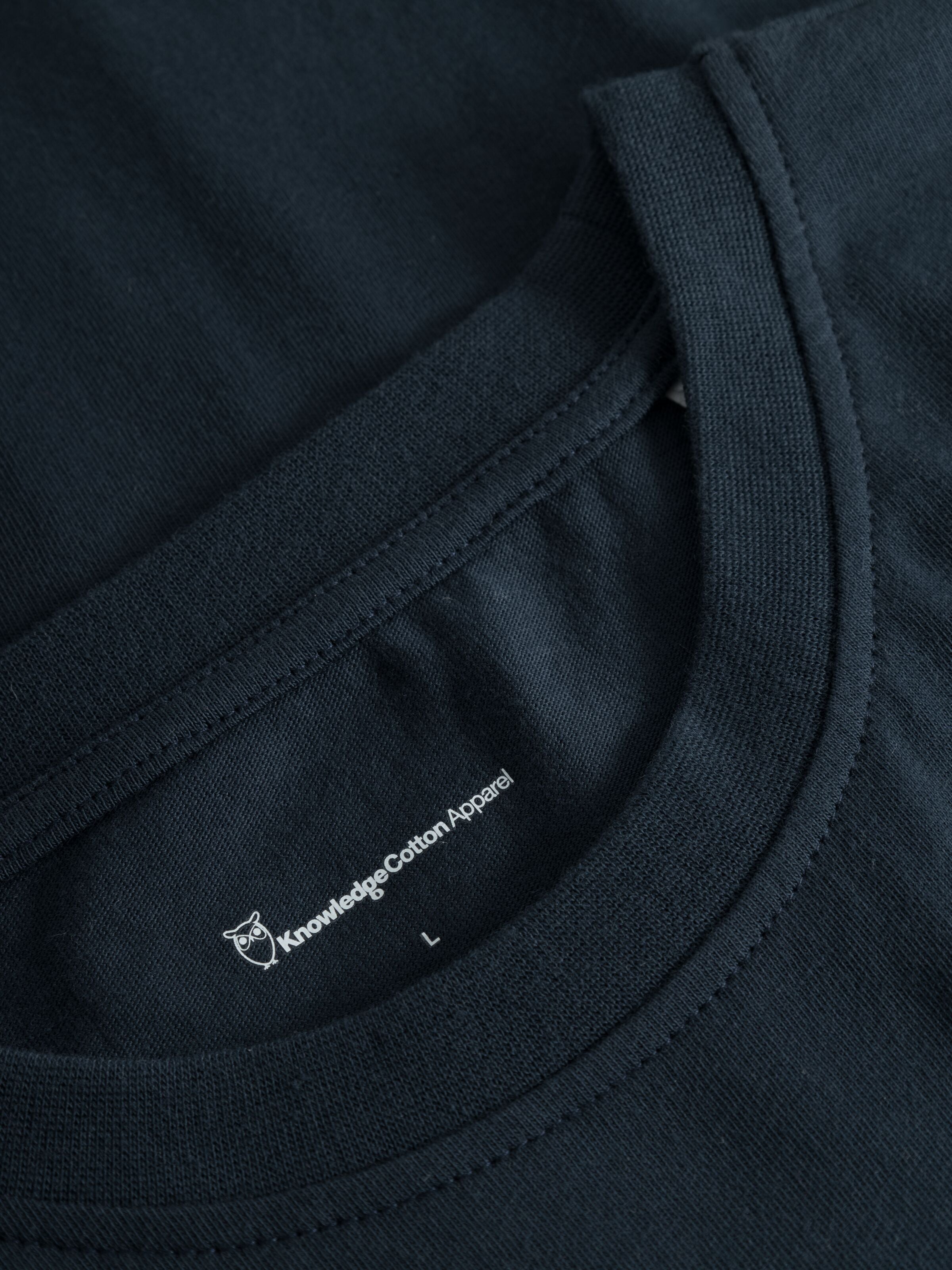 KnowledgeCotton Apparel – Reguläres T-Shirt mit Wal-Frontprint – GOTS/Vegan – Total Eclipse