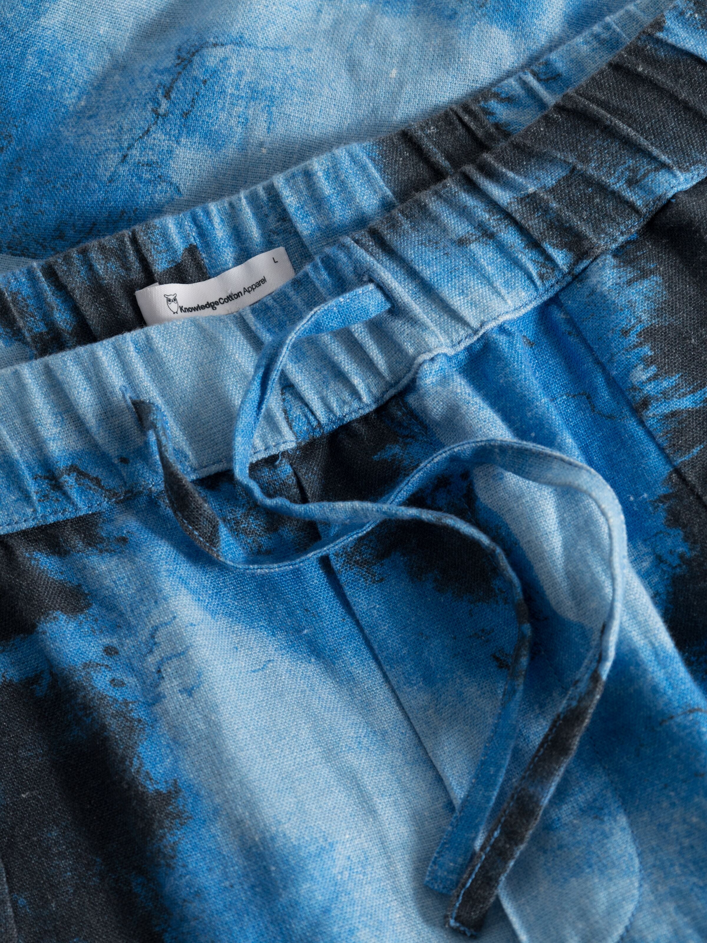 KnowledgeCotton Apparel  - Loose linen AOP shorts - GOTS/Vegan