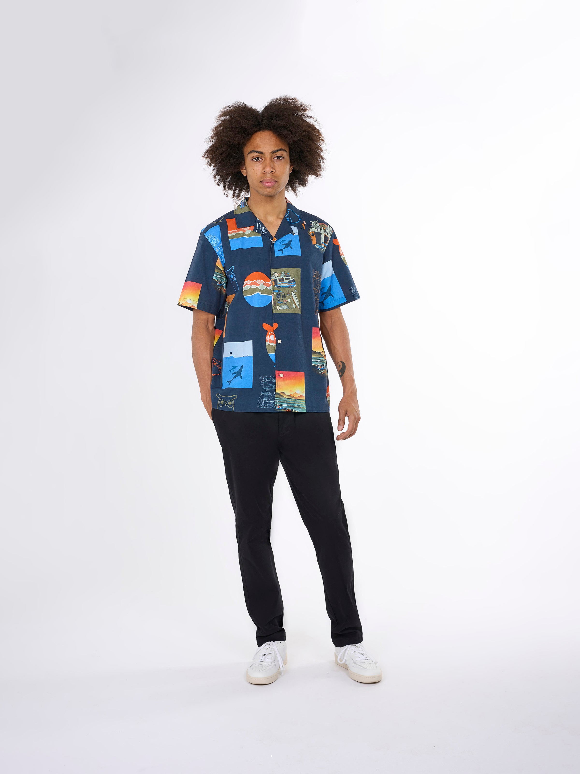 KnowledgeCotton Apparel – AOP-Kurzarmshirt mit Boxed-Fit – GOTS/Vegan