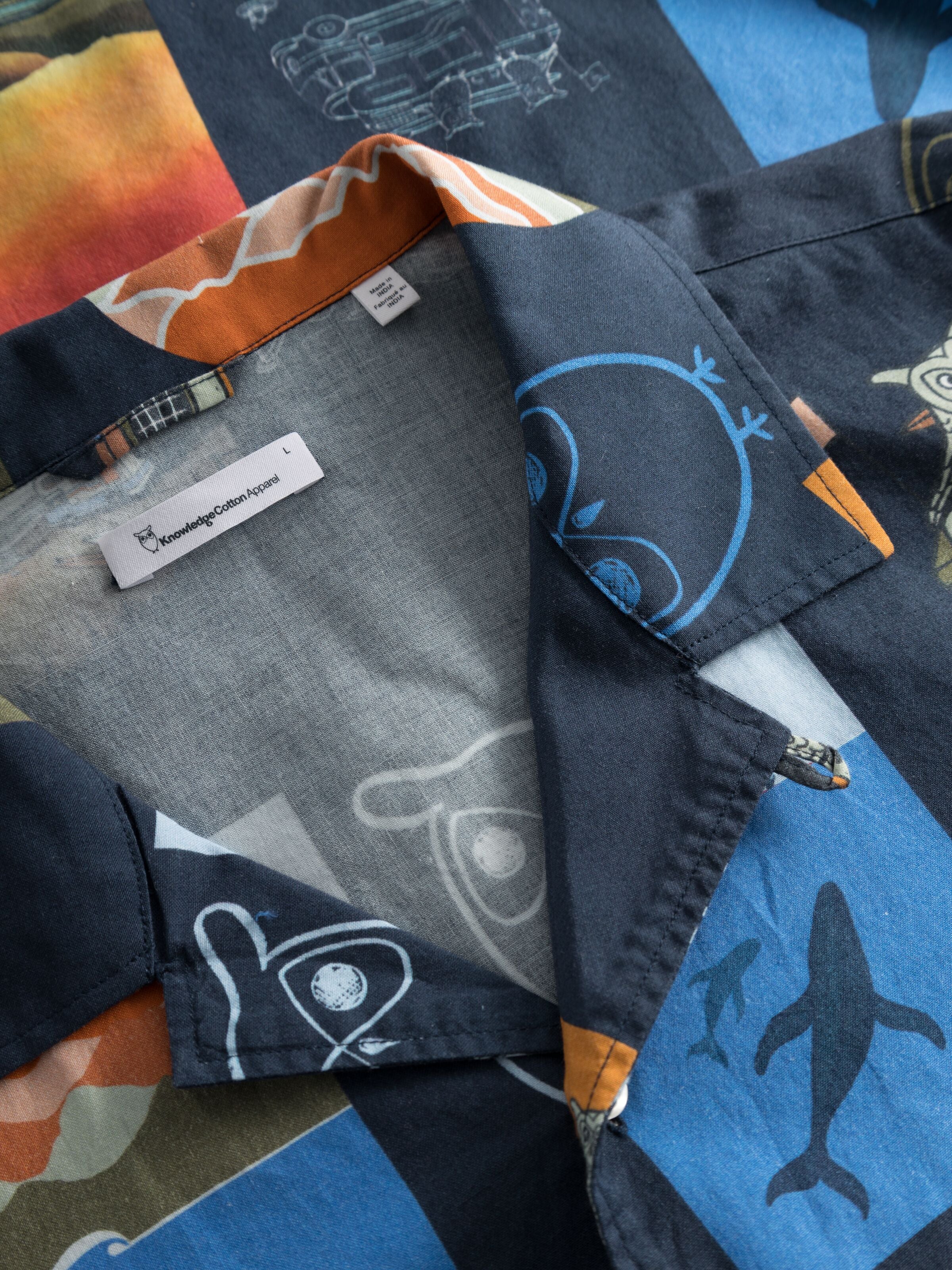 KnowledgeCotton Apparel – AOP-Kurzarmshirt mit Boxed-Fit – GOTS/Vegan