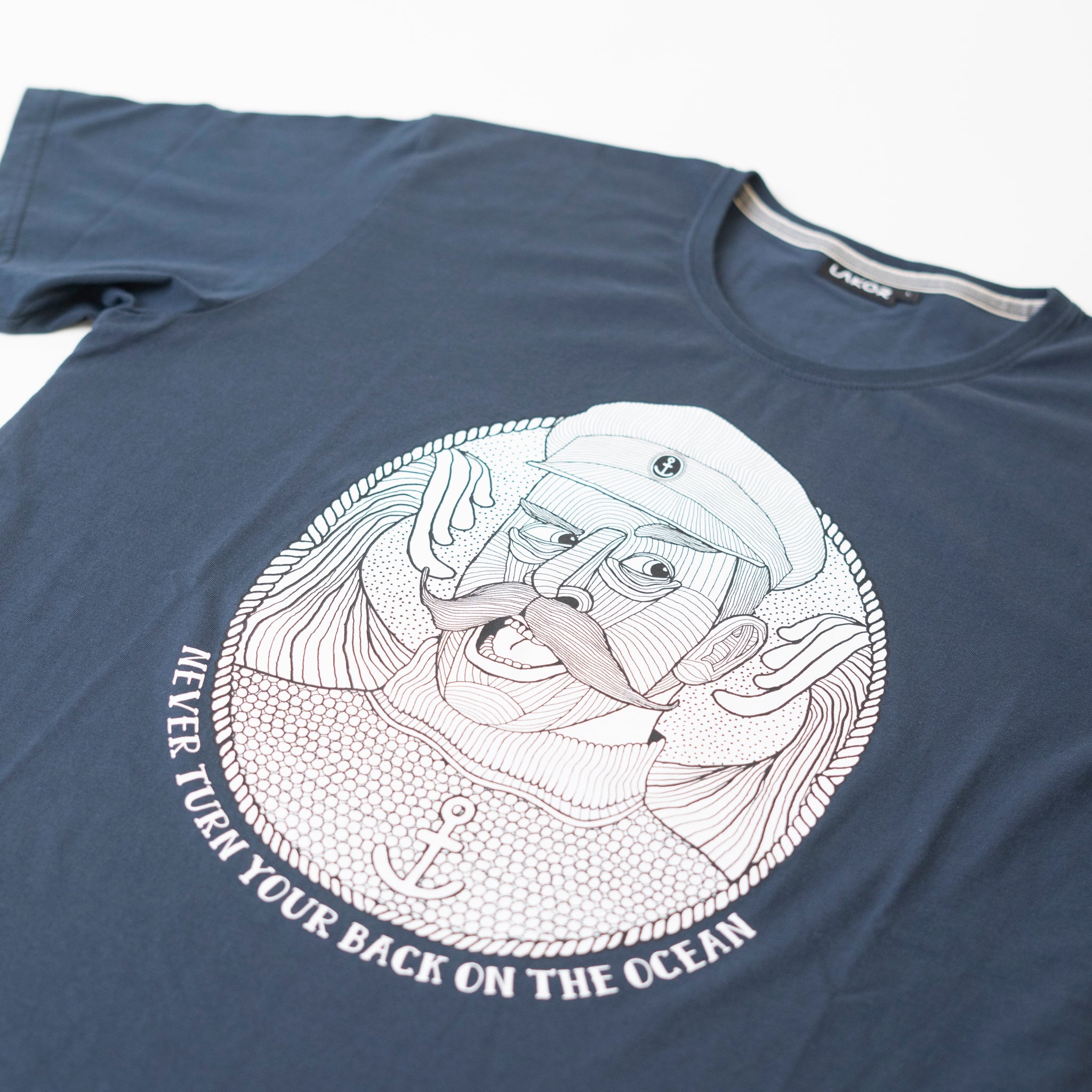 Lakor – Wende dich niemals um