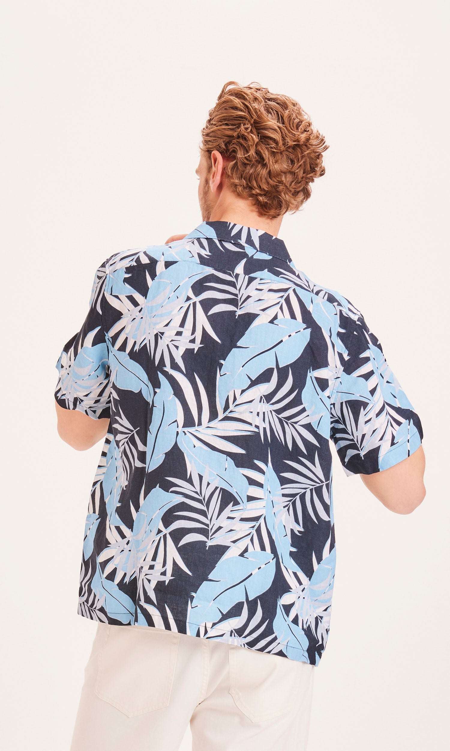 KnowledgeCotton Apparel WAVE SS linen box fit shirt with AOP palm print - GOTS/Vegan - Alaskan Blue